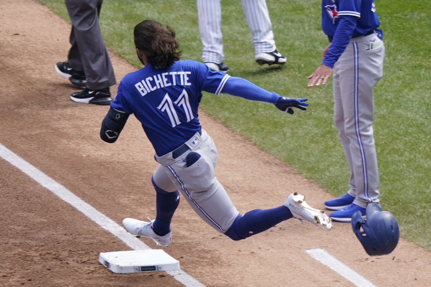 Yankees fan acts like outfielder, runs pole to pole at spring