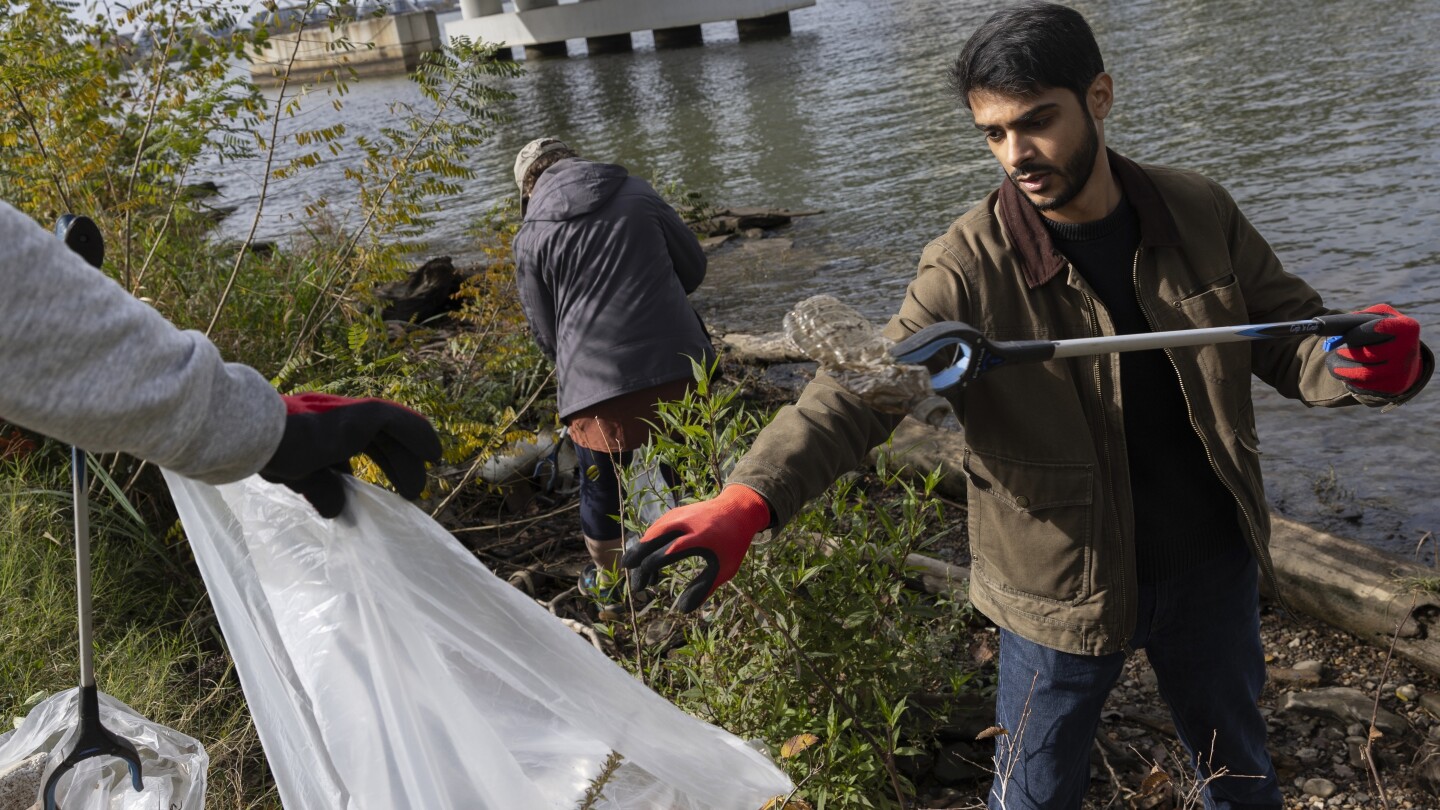 Във Вашингтон, окръг Колумбия, „забравената река“ на града се почиства бавно