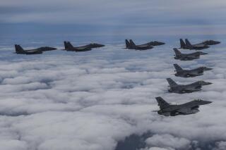 ARCHIVO - En esta fotografía suministrada por el Ministerio de Defensa de Corea del Sur se ven aviones de combate F15 surcoreanos y F16 estadounidenses volando en formación durante un ejercicio conjunto en una ubicación no revelada de Corea del Sur, el 4 de octubre de 2022. (Ministerio de Defensa de Corea del Sur vía AP, Archivo)