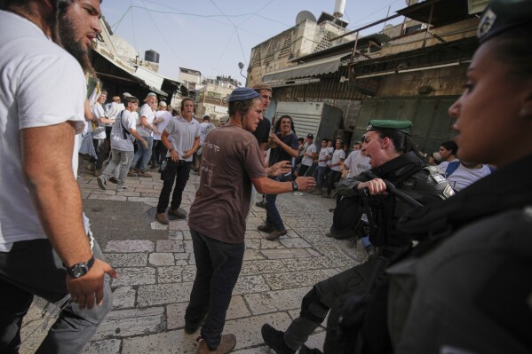 Israeli police scuffle with young Israelis marching through Jerusalem's Old City marking Jerusalem Day, an Israeli holiday celebrating the capture of east Jerusalem in the 1967 Middle East War, Monday, May 26, 2025. (AP Photo/Ohad Zwigenberg)