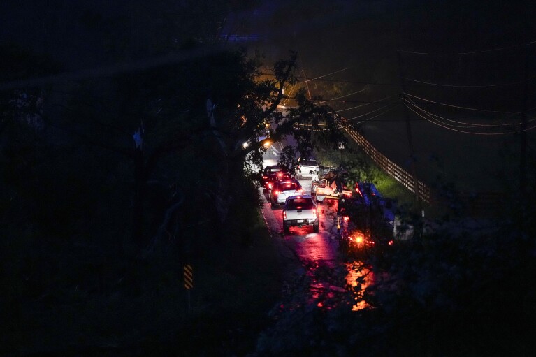 Le squadre di emergenza sono viste su Cranford Hollow Road dopo che forti tempeste hanno colpito Columbia, Tennessee, mercoledì 8 maggio 2024.  (Foto AP/George Walker IV)