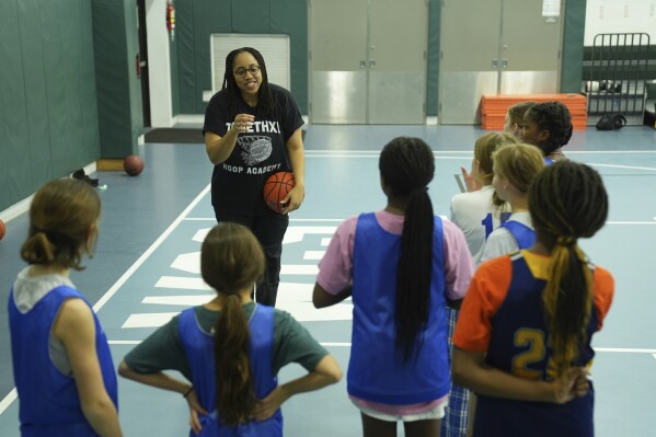 Pelatih Beulah Osueke bekerja dengan tim bola basket wanita kelas 6 dari Chestnut Hill Youth Sports Club Lightning di Philadelphia, Senin, 3 Februari 2025 (AP Photo/Matt Rourke)