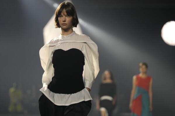 Loewe Spring 2023 Paris Fashion Week Review