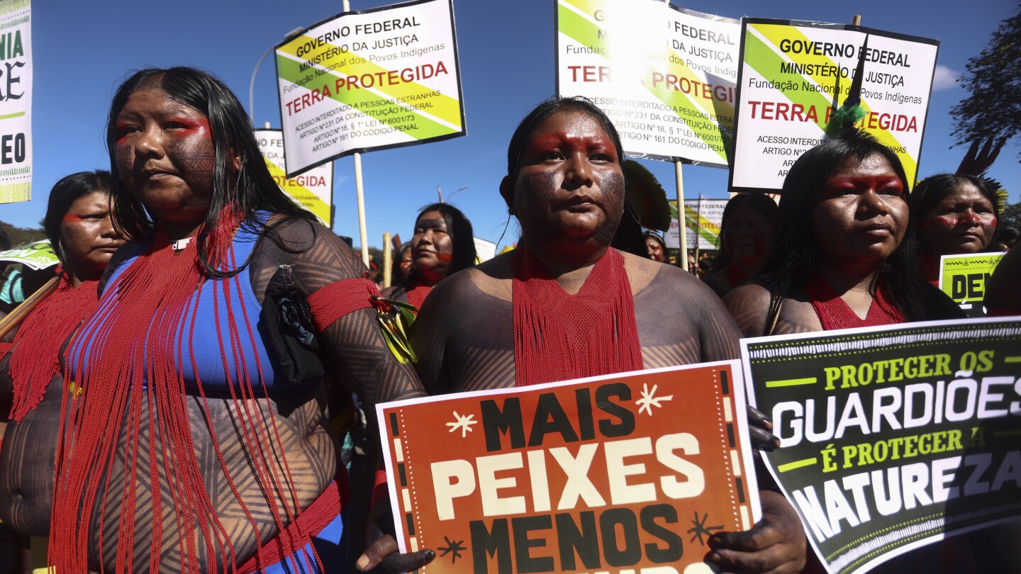 БРАЗИЛИЯ Бразилия AP — Хиляди коренно население маршируваха в четвъртък