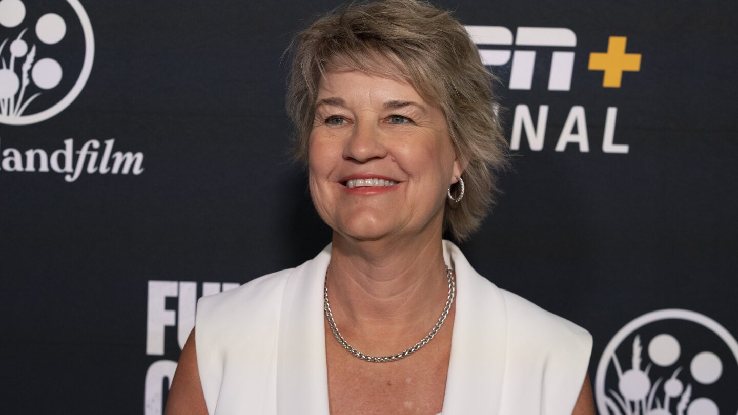Лиза Блъдър се оттегля като треньор на жените в Айова, след като ръководените от Кларк отбори достигнаха последните 2 мача за титлата на NCAA