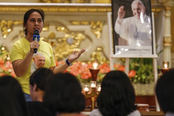 Joylyn Santo Domingo, un asesora del Ministerio de la Juventud, ofrece un testimonio sobre la visita del papa Francisco a Filipinas en 2015 en el marco del funeral del pontífice en la Iglesia del Sagrado Corazón en Ciudad Quezon, Filipinas, el sábado 26 de abril de 2025. (AP Foto/Gerard Carreon)