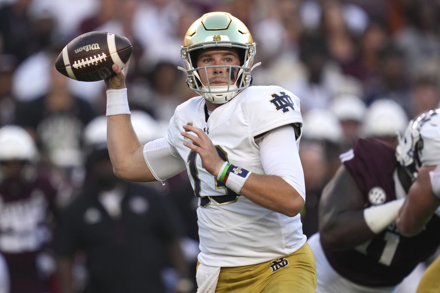 No. 5 Notre Dame leans heavily on QB Riley Leonard's leadership and  experience | AP News