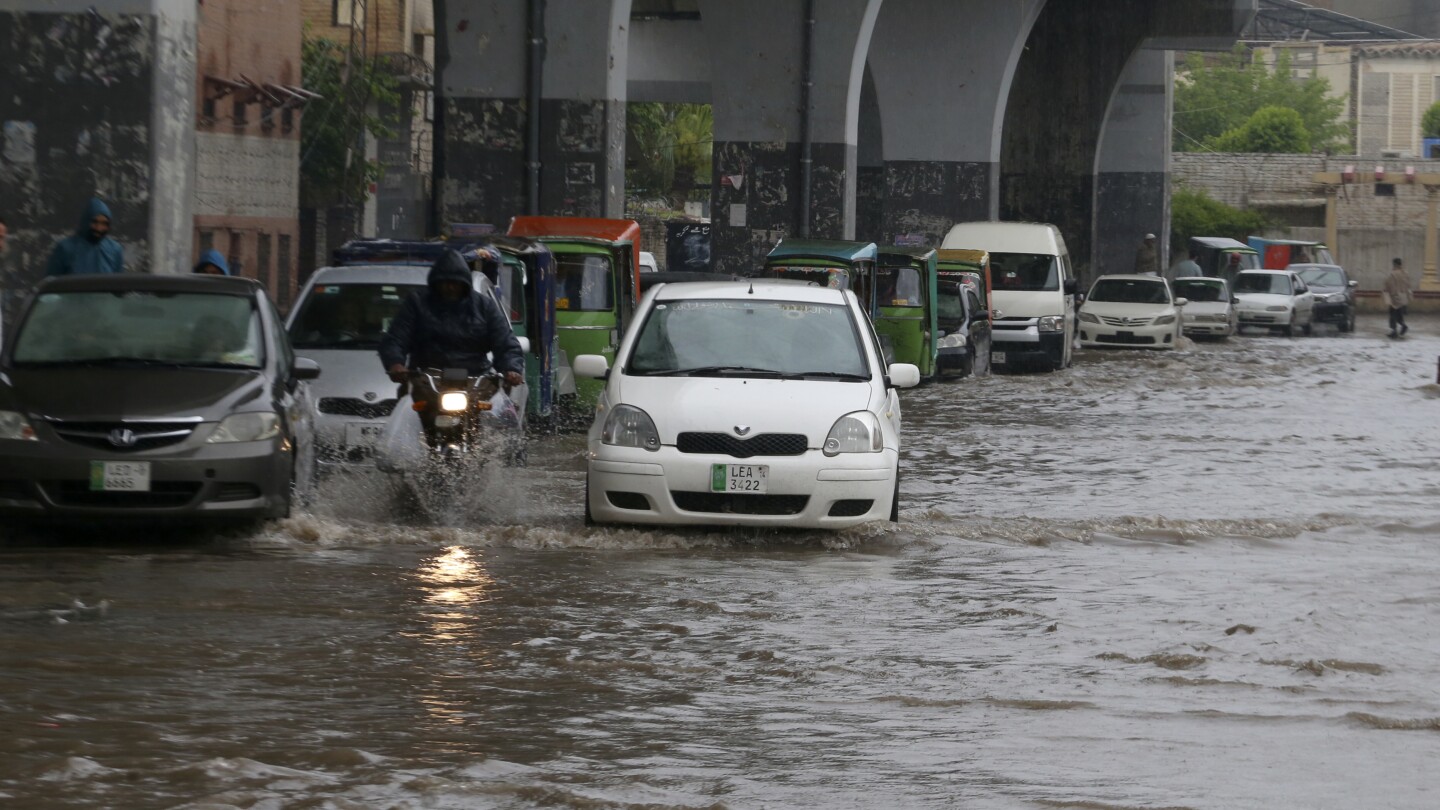Светкавици и дъждове убиха 36 души в Пакистан, тъй като властите обявиха извънредно положение в югозападната част на града