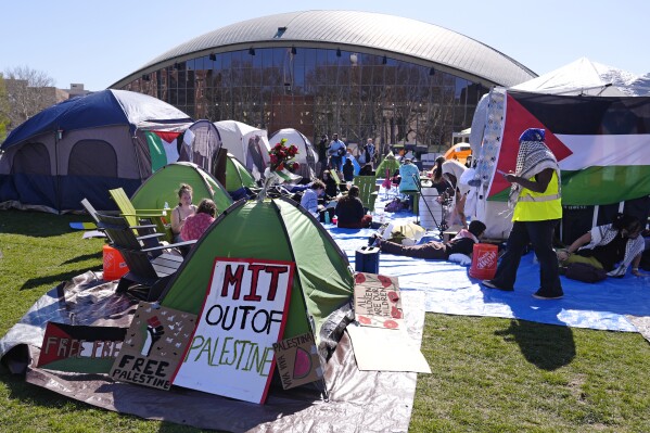 Martes 23 de abril de 2024, Cambridge, Mass.  (Foto AP/Charles Krupa) Estudiantes protestan en un campamento afuera del Auditorio Kresge en el campus del Instituto de Tecnología de Massachusetts.