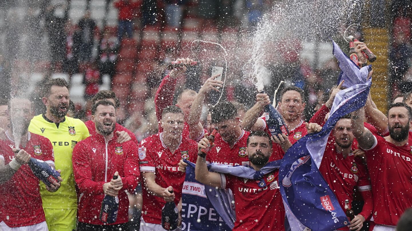 Wrexham est promu en troisième division du football anglais après une victoire 6-0