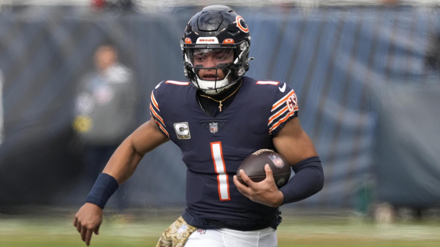 Roquan Smith debuts new Bears helmet, uniform combination