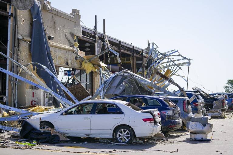 Se ven daños en una parada de camiones la mañana después de que pasara un tornado, el domingo 26 de mayo de 2024, en Valley View, Texas.  Poderosas tormentas dejaron un amplio rastro de destrucción el domingo en Texas, Oklahoma y Arkansas después de arrasar casas y destruir una parada de camiones donde los conductores se refugiaban durante el último clima mortal que azotó el centro de Estados Unidos (Foto AP/Julio Cortez)