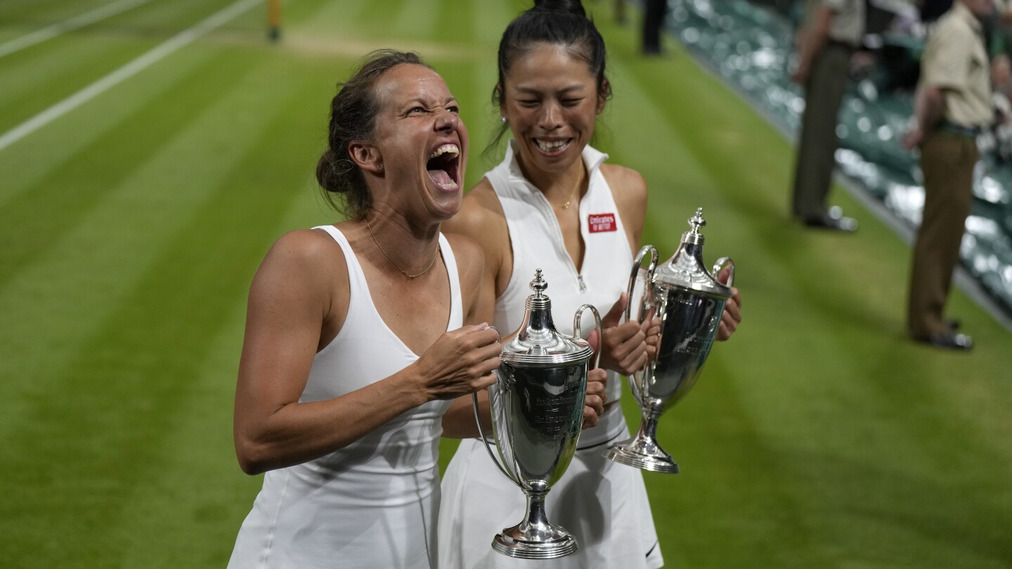 Hsieh Su-Wei a Barbora Strycová vyhrály ve Wimbledonu svůj druhý ženský deblový titul.