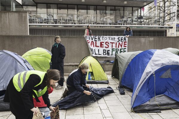 Des partisans des Palestiniens participent à un rassemblement de protestation devant l'Université d'Helsinki, en Finlande, le lundi 6 mai 2024. Les manifestants appellent au boycott des universités israéliennes.  (Roni Rekomaa/Lehtikuva via AP)