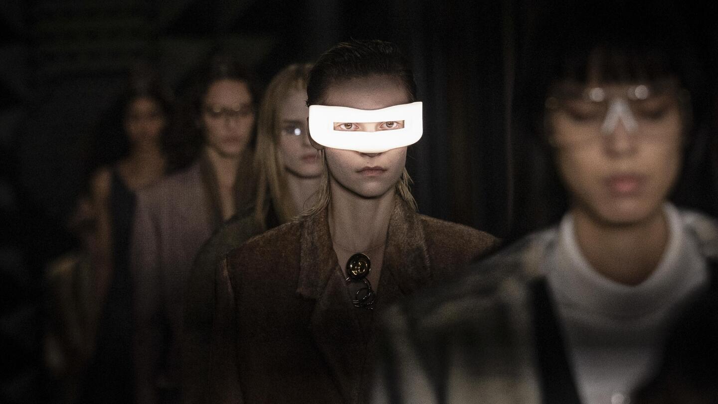 Alicia Vikander stars in Louis Vuitton's modern campaign - Be Asia