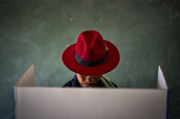 2024年5月29日星期三，南非夸祖鲁-纳塔尔州恩坎德拉，一名选民在大选期间填写选票。（美联社照片/Emilio Morenatti）