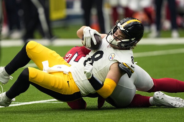 Steelers QB Kenny Pickett leaves loss against Texans after injuring knee