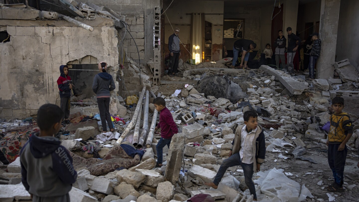 ДЕИР АЛ-БАЛАХ, Ивицата Газа (AP) — Израелски военни самолети удариха