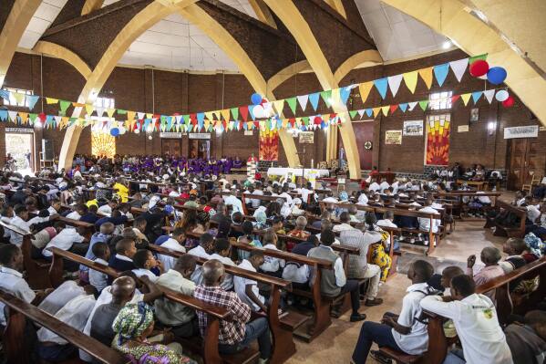 Fieles asisten a una misa en honor al papa Francisco en la Iglesia Catórica de Goma, en la República Democrática del Congo, el sábado 26 de abril de 2025. (AP Foto/Moses Sawasawa)