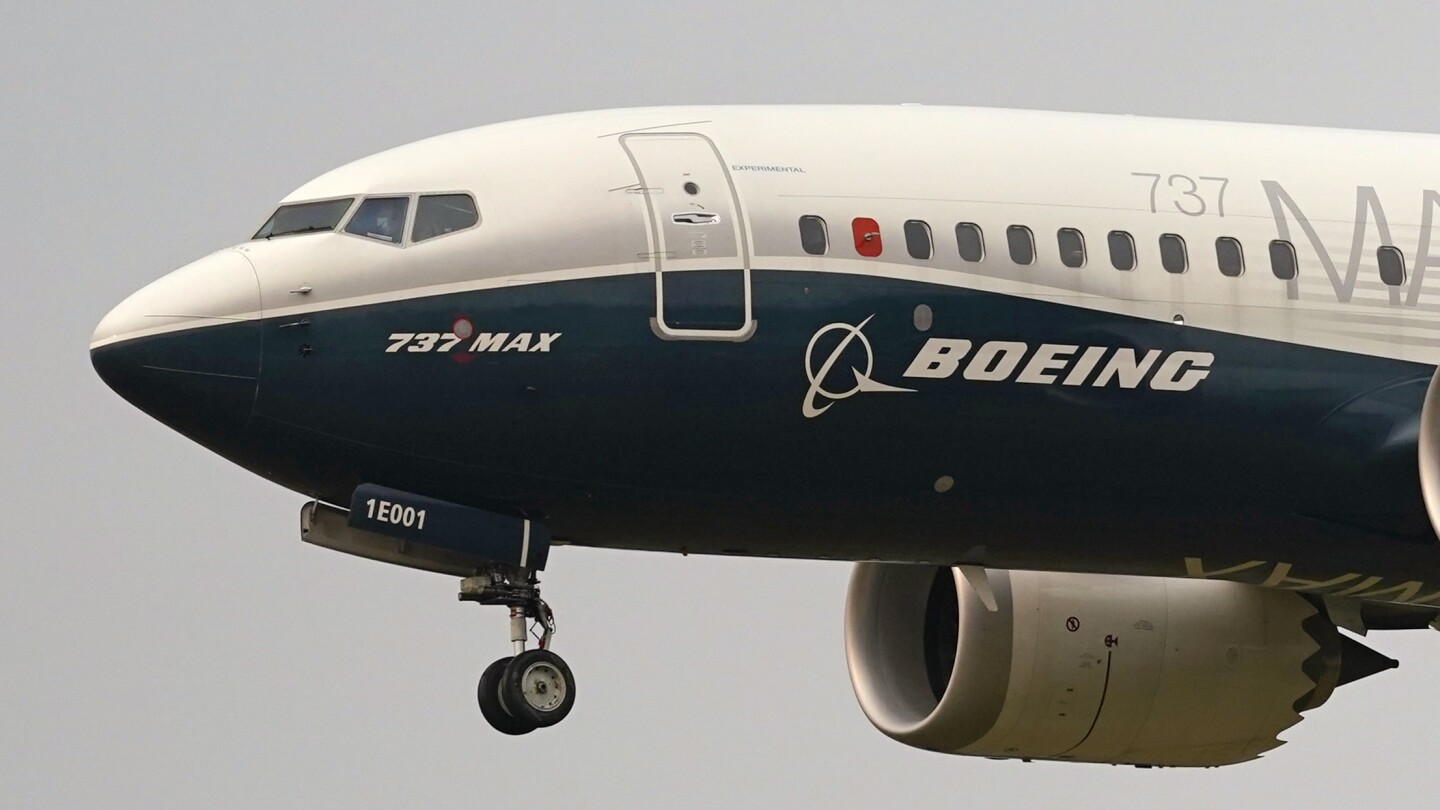 Продажбите на Boeing падат, тъй като компанията не получава поръчки за 737 Max за втори пореден месец