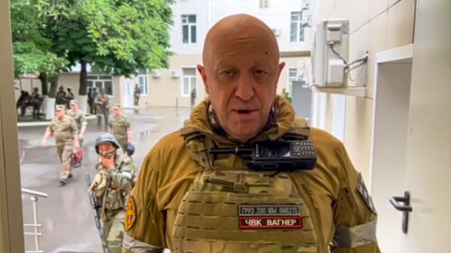 DOSYA - Prigozhin Basın Servisi tarafından yayınlanan bir videodan alınan bu fotoğrafta, Wagner Group askeri şirketinin sahibi Yevgeny Prigozhin, 24 Haziran 2023 Cumartesi, Rusya, Rostov-on-Don'daki video adreslerini kaydediyor.  Birçok gözlemci şunu iddia ediyor:  Paralı asker lideri Yevgeny Prigozhin, güney Rusya'daki askeri tesisleri bu kadar kolay ele geçiremezdi ve üst düzey askeri birliklerin işbirliği olmadan Moskova'ya hızlı yürüyüşünü gerçekleştiremezdi.  (AP, Prigozhin Press Service aracılığıyla dosya)
