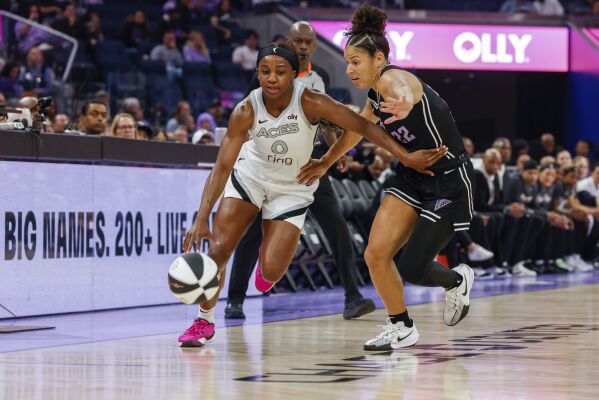 La base de las Golden State Valkyries, Veronica Burton (22), defiende contra la base de las Las Vegas Aces, Jackie Young (0), durante la primera mitad de un partido de baloncesto de la WNBA, el sábado 7 de junio de 2025, en el Chase Center de San Francisco, California. (Yalonda M. James/San Francisco Chronicle vía AP)