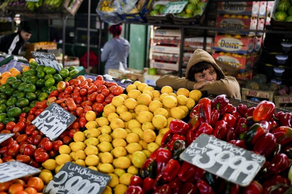 2024年5月10日，星期五，阿根廷布宜诺斯艾利斯，一名小贩在中央市场等待顾客购买水果和蔬菜。（美联社照片/Natacha Pisarenko）