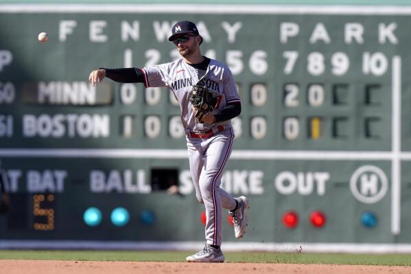 Six-run third helps Red Sox trounce Twins, 11-5