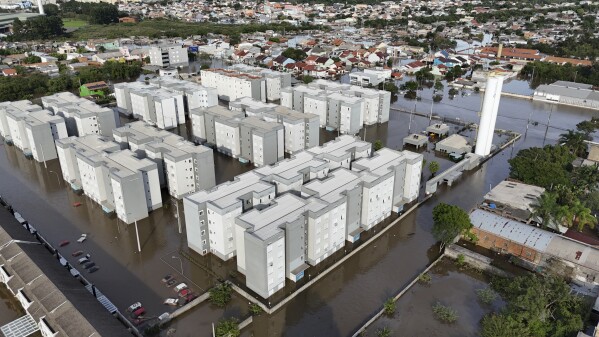 Woongebouwen staan ​​onder water na zware regenval in Canoas, staat Rio Grande do Sul, Brazilië, woensdag 8 mei 2024. (AP Photo/Carlos Macedo)