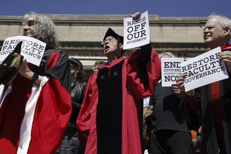 El lunes 22 de abril de 2024, profesores de la Universidad de Columbia se manifestaron en solidaridad con los derechos de sus estudiantes para realizar una protesta sin arrestos en el campus de la Universidad de Columbia en Nueva York.  (Foto AP/Stephen Jeremiah)