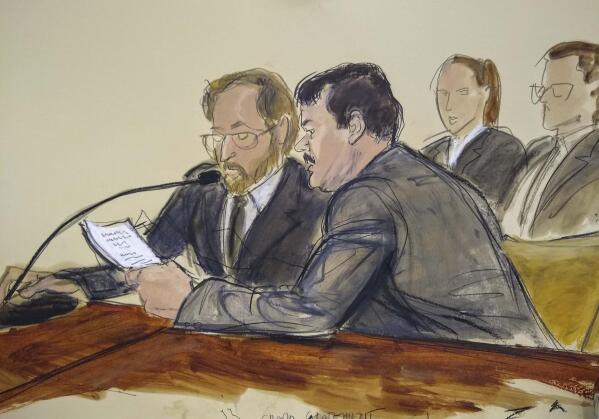 En este dibujo, Joaquín "El Chapo" Guzmán, a la derecha, lee un texto a través de un intérprete durante su sentencia en la corte federal el 17 de julio del 2019 en Nueva York. (Elizabeth Williams via AP, File)