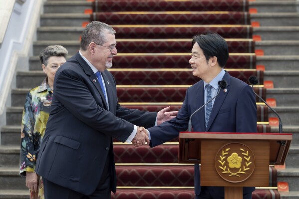 En esta foto publicada por la Oficina Presidencial de Taiwán, el presidente William Lai Ching-te estrecha la mano del mandatario guatemalteco, Bernardo Arévalo, durante una ceremonia en Taipéi, el jueves 5 de junio de 2025. (Oficina Presidencial de Taiwán vía AP)