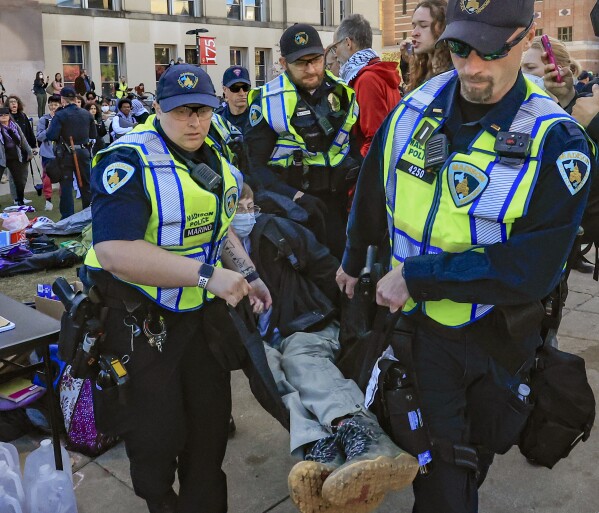 La policía de Madison lleva a un manifestante que protesta por la guerra en Gaza mientras trabaja para eliminar un campamento no autorizado en el campus de UW-Madison en Madison, Wisconsin, el miércoles 1 de mayo de 2024. (John Hart/Wisconsin State Journal vía AP )