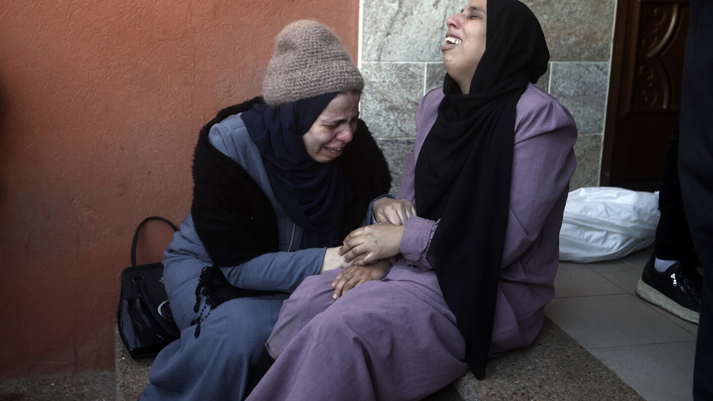 RAFAH Ивицата Газа AP — Израелски удар срина дом в