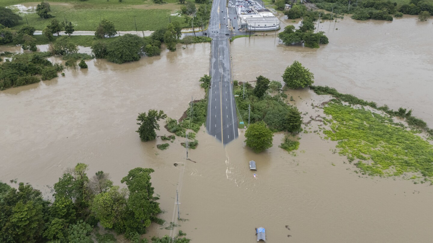 Ernesto se intensifica hasta convertirse en huracán en su camino a Bermudas