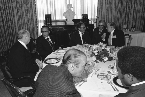 BESTAND - Minister van Buitenlandse Zaken Henry A. Kissinger organiseert een lunch op het ministerie van Buitenlandse Zaken voor gasten en Latijns-Amerikaanse ministers van Buitenlandse Zaken in Washington, 17 april 1974. Linksen in Chili werden gemarteld tijdens de militaire dictatuur van generaal Augusto Pinochet en in Argentinië werden velen waren "verdwenen" door leden van de meedogenloze militaire dictatuur die gevangenen in concentratiekampen vasthield.  Het gebeurde allemaal met de steun van Henry Kissinger, de voormalige Amerikaanse minister van Buitenlandse Zaken.  Veel landen zijn tijdens de Koude Oorlog diep getekend door mensenrechtenschendingen in naam van het anticommunisme en waar velen nog steeds een diep wantrouwen koesteren jegens hun machtige buurland in het noorden.  (AP-foto, bestand)
