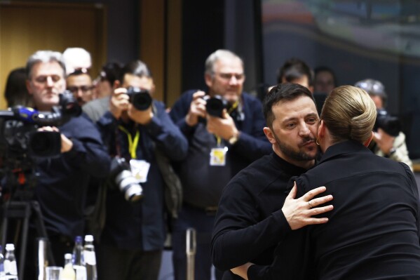 Tổng thống Ukraine Volodymyr Zelenskyy, thứ hai từ bên phải, chào đón Thủ tướng Đan Mạch Mette Frederiksen trong cuộc họp bàn tròn tại Hội nghị thượng đỉnh EU ở Brussels, thứ năm, ngày 6 tháng 3 năm 2025. (Ảnh AP/Geert Vanden Wijngaert)