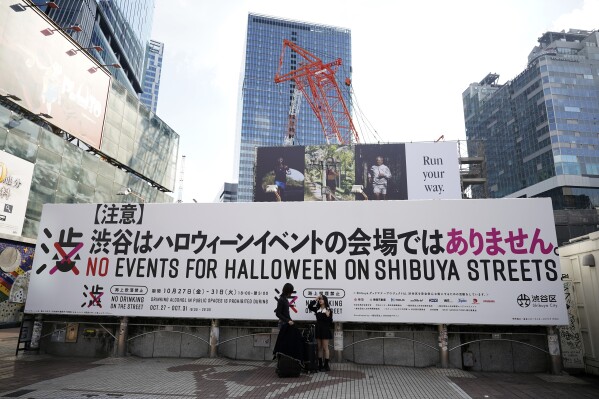 A giant public notice banner from Shibuya distrct, which reads in Japanese 