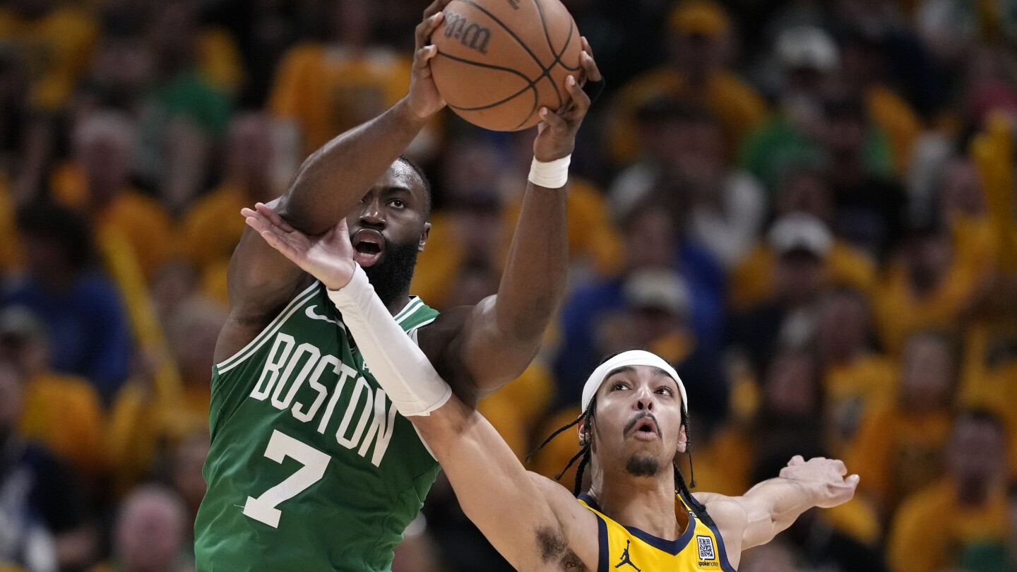 I Celtics giocheranno le finali NBA, sconfiggendo i Pacers 105-102 per completare il loro turno.