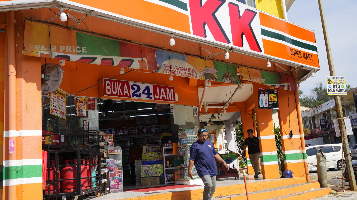 马来西亚便利店老板因“阿拉”袜子激怒穆斯林而被指控
