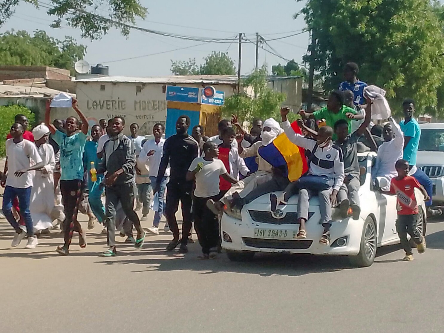 Cientos en Chad protestan contra presencia militar francesa en el país | AP News