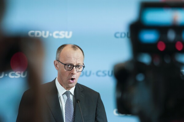 Friedrich Merz, líder da União Democrática Cristã, CDU, fala com a mídia antes de uma reunião de facção do legislador do Partido da União Cristã no Parlamento Bundestag em Berlim, Alemanha, terça -feira, 25 de fevereiro de 2025. (AP Photo/Markus Schreiber)