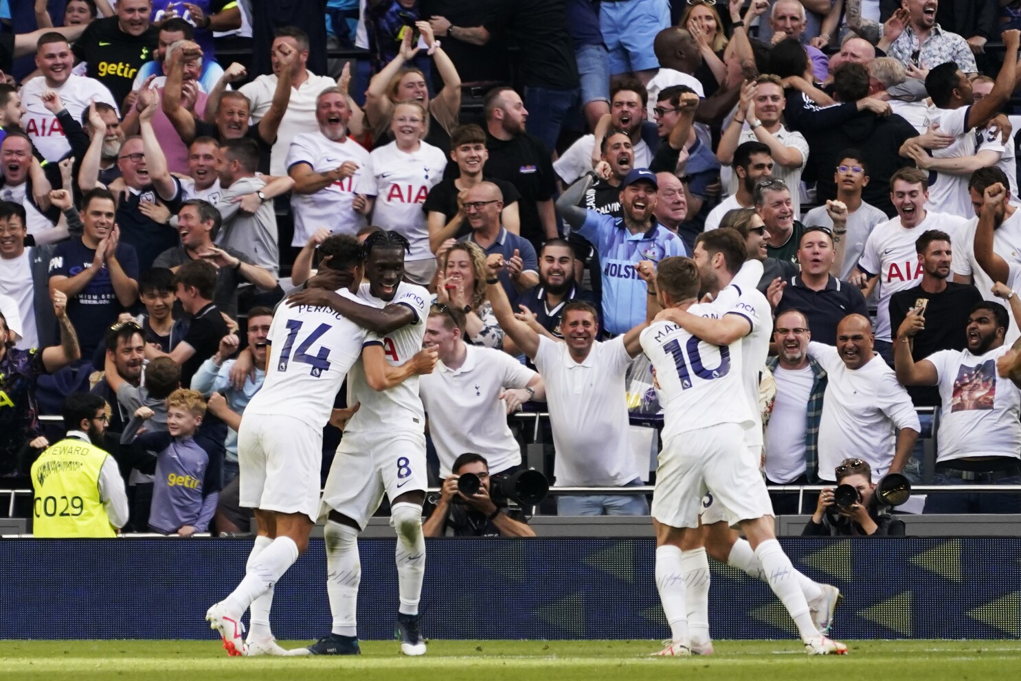Postecoglou era off to good start as Tottenham beats Man United. Liverpool  overcomes Bournemouth | AP News