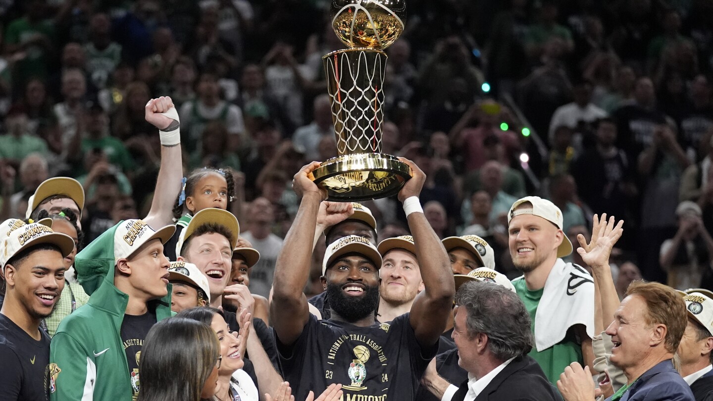 NBA-finale: Brown en Tatum leiden Celtics naar de 18e titel met overwinning op Mavericks