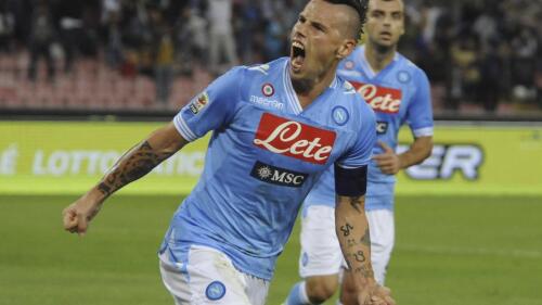 DATEI – Der slowakische Napoli-Spieler Marek Hamsik feiert am Sonntag, den 7. Oktober 2012, im italienischen San-Paolo-Stadion von Neapel ein Tor während eines Serie-A-Fußballspiels zwischen Napoli und Udinese Am 1. Juni 2023 wird er sich zum Ende der Saison aus dem Fußball zurückziehen.  (AP Photo/Salvatore Laporta, Datei)