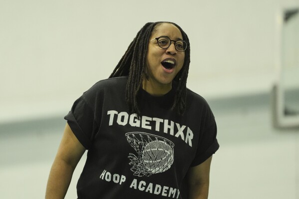 Pelatih Beulah Osueke bekerja dengan tim bola basket wanita kelas 6 dari Chestnut Hill Youth Sports Club Lightning di Philadelphia, Senin, 3 Februari 2025 (AP Photo/Matt Rourke)