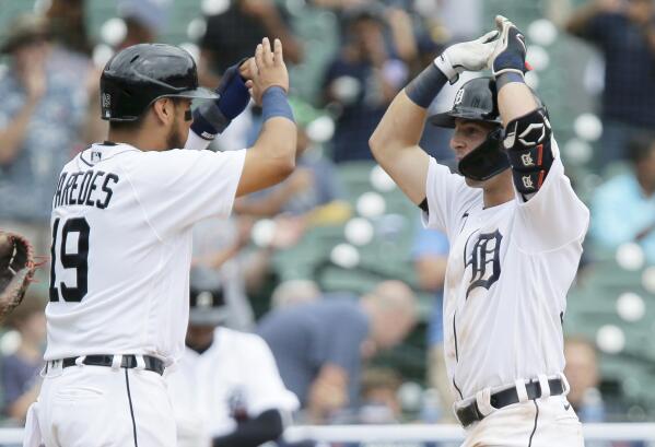 White Sox score late to split series with Tigers