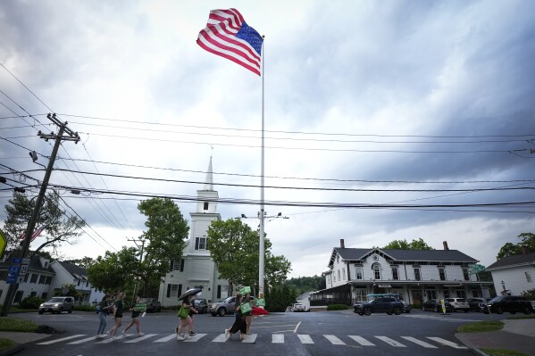 Des membres de la Junior Newtown Action Alliance défilent en portant des pancartes lors d'un rassemblement contre la violence armée le 7 juin 2024 à Newtown, Connecticut.  (Photo AP/Bryan Woolston)