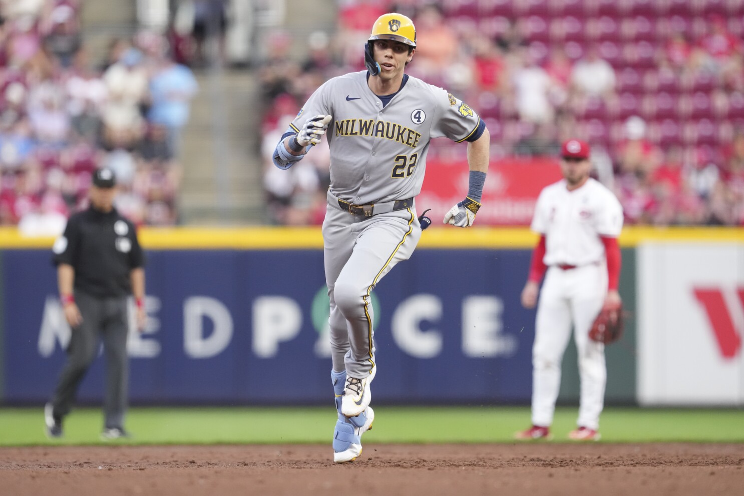 Jonrón de Christian Yelich impulsa a Cerveceros a su octava victoria al hilo al vencer 3-2 a Rojos