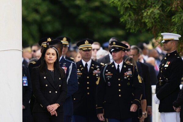 مدیر اطلاعات ملی Tulsi Gabbard ، سمت چپ ، قبل از ورود رئیس جمهور دونالد ترامپ برای ارائه آدرس روز یادبود در 157 مین رعایت روز یادبود ملی در گورستان ملی آرلینگتون ، دوشنبه ، 26 مه 2025 ، در آرلینگتون ، واشنگتن (AP Photo/Julia DeMaree Nikhinson))